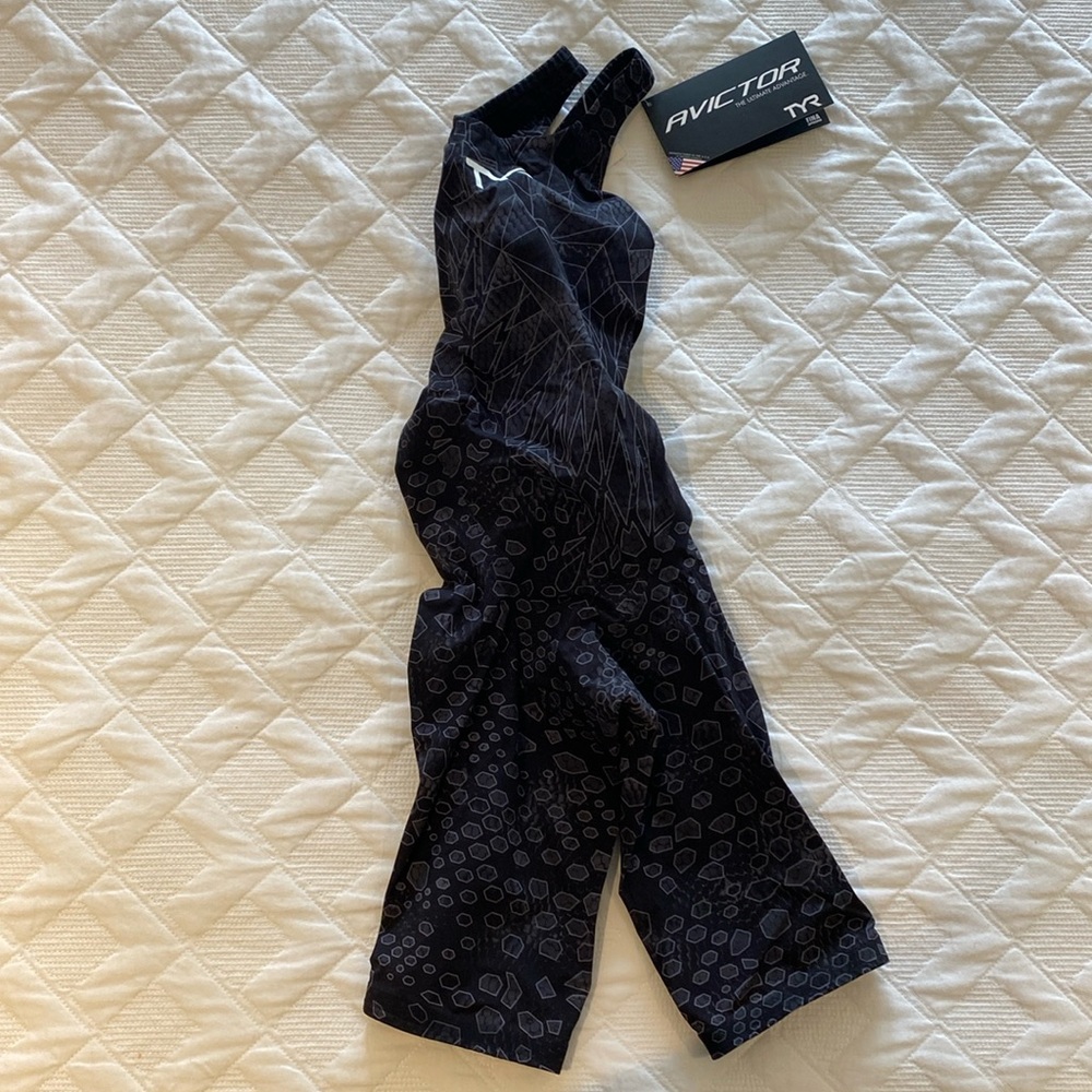 TYR Avictor Closed back Kneeskin